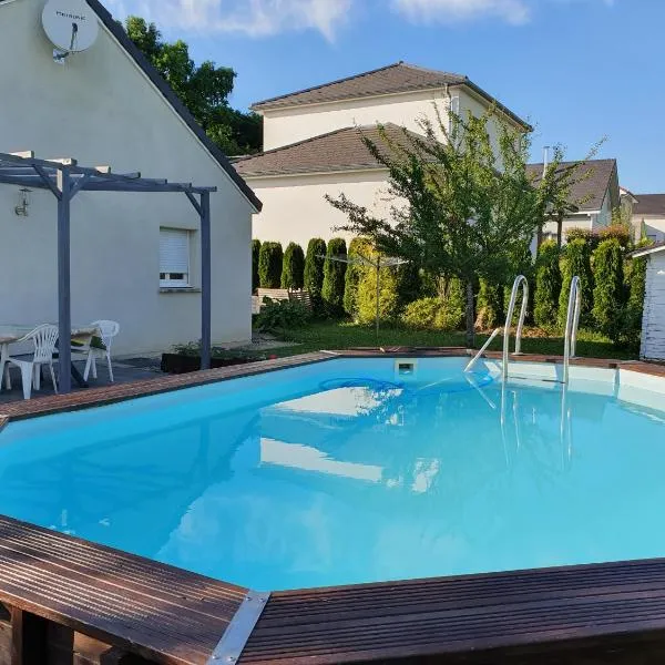 Villa du pic vert 105m2 , 4 chambres de plain-pied avec piscine à Montfaucon，位于La Chevillotte的酒店