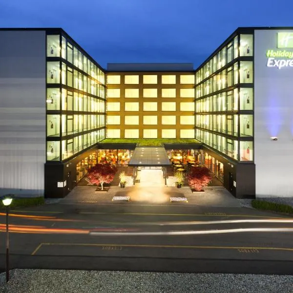 Holiday Inn Express Zürich Airport, an IHG Hotel，位于吕姆朗的酒店