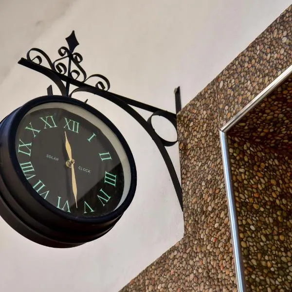 THE OLD TOWN CLOCK，位于吉诺卡斯特的酒店