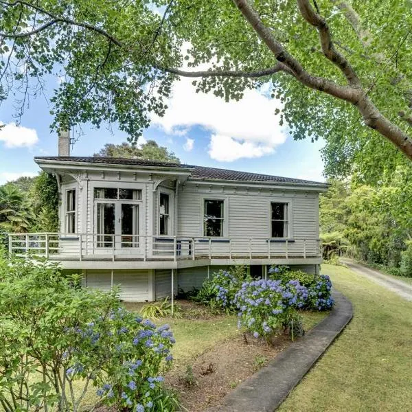 Elegant Villa Nestled In The Trees，位于纳尔逊的酒店