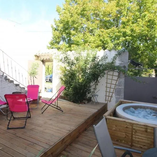 Le Patio Aux Hirondelles，位于拉戈尔斯的酒店