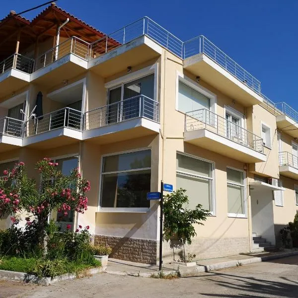 Garden apartment 20m from the sea I3，位于特尔斐的酒店