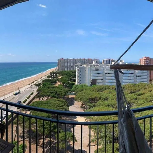 Apartamento primera línea de Mar Enjoy the view，位于布拉内斯的酒店