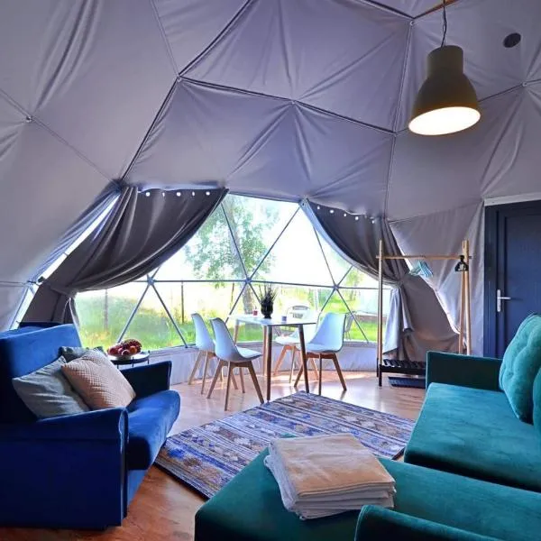 Slowly Glamping Osada Nad Wodą，位于瓦济的酒店