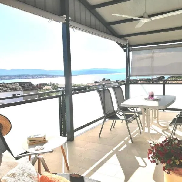 Lovely Sea View House in Malinska Island Krk，位于科里米诺的酒店