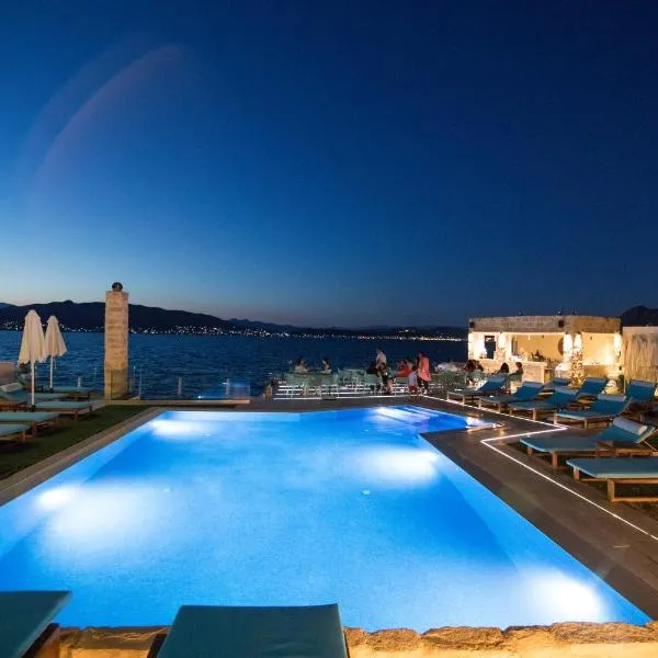 Aianteion Bay Luxury Hotel & Suites，位于Áyios Yeóryios的酒店