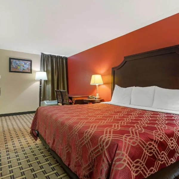 Econo Lodge Near Fort Stewart, Bar, Restaurant, Laundry Facility，位于Ludowici的酒店