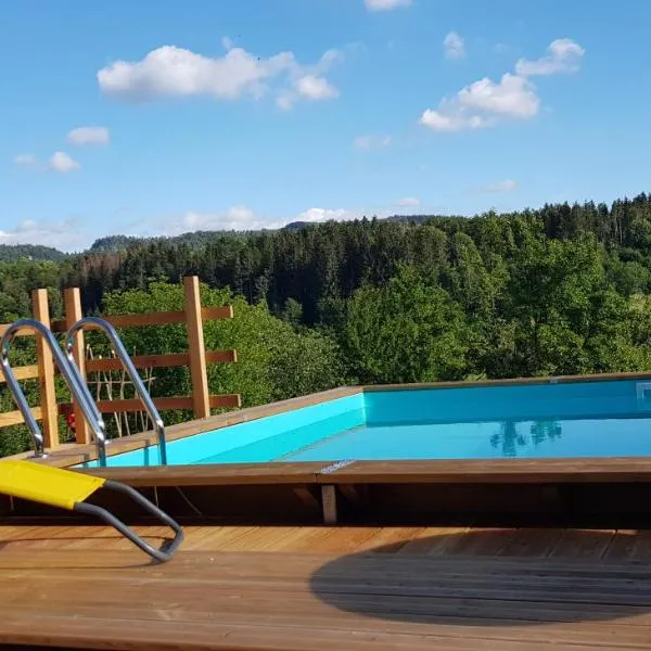 Le Jura en toutes saisons piscine, SPA, climatisation, balades 2cv，位于Châtel-de-Joux的酒店