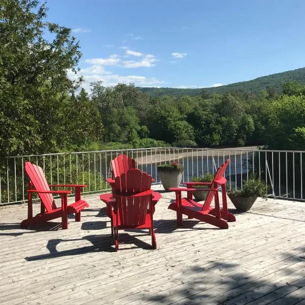 La CAMPAGNE au centre-ville de Baie-Saint-Paul UNIQUE，位于Saint Urbain的酒店