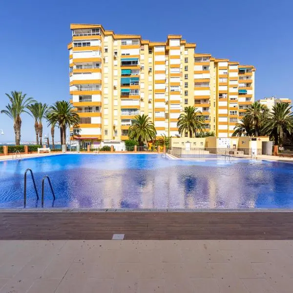 Apartamento primera linea playa Algarrobo Costa，位于阿尔加罗沃的酒店