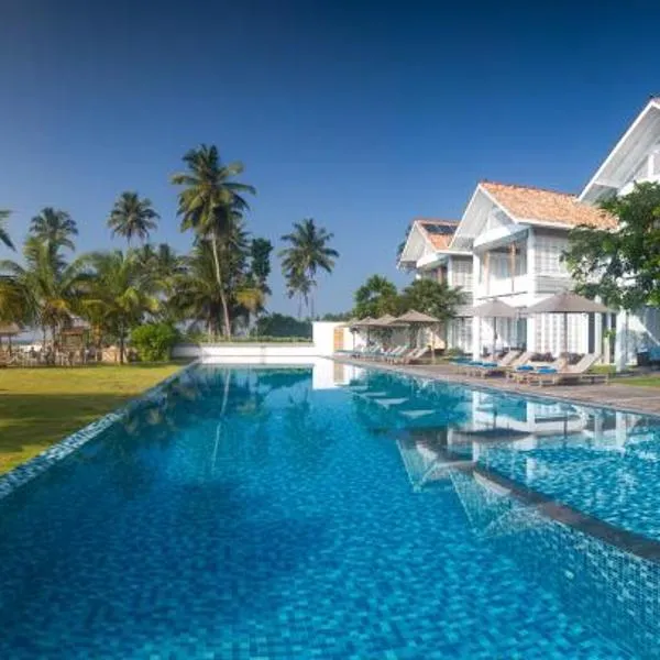 Sri Sharavi Beach Villas & Spa - with 43 metre saltwater infinity pool，位于米瑞莎的酒店