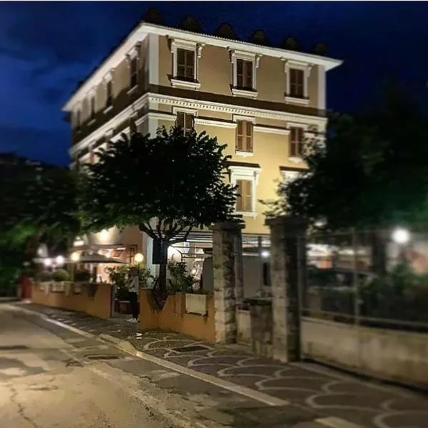 艾日斯克日林酒店，位于Vico nel Lazio的酒店
