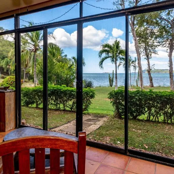 Warm Interiors and Orange Hues on Ground Floor in Front of Beach，位于普拉亚弗拉明戈的酒店