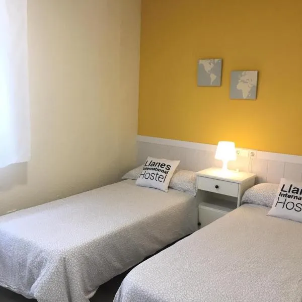 Llanes International Hostel，位于博迪利奈斯的酒店