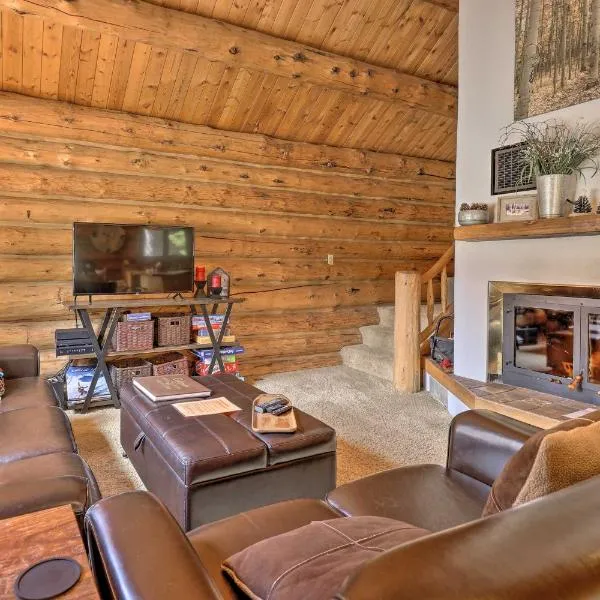 8 Mi to Gondola Cozy Breckenridge Cabin with Deck!，位于布雷肯里奇的酒店