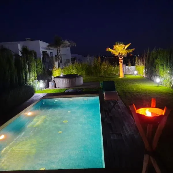 SUPERBE VILLA AVEC PISCINE PLAGES DES NATIONS，位于塞拉的酒店