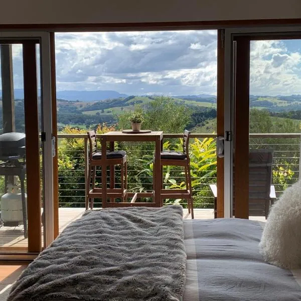 Callemondah Studio with stunning views, in Bangalow and Byron Hinterland，位于班加洛的酒店