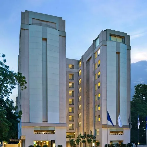 财富公园艾哈迈达巴德酒店，位于Bātwa的酒店