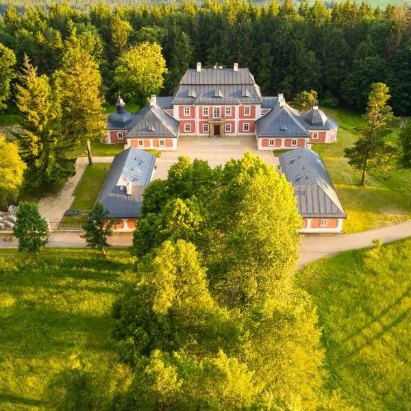 Lovecký zámek Karlštejn，位于Svratouch的酒店