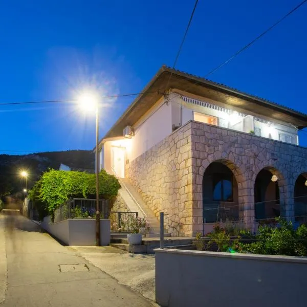 Anika Apartment Komiža，位于科米扎的酒店