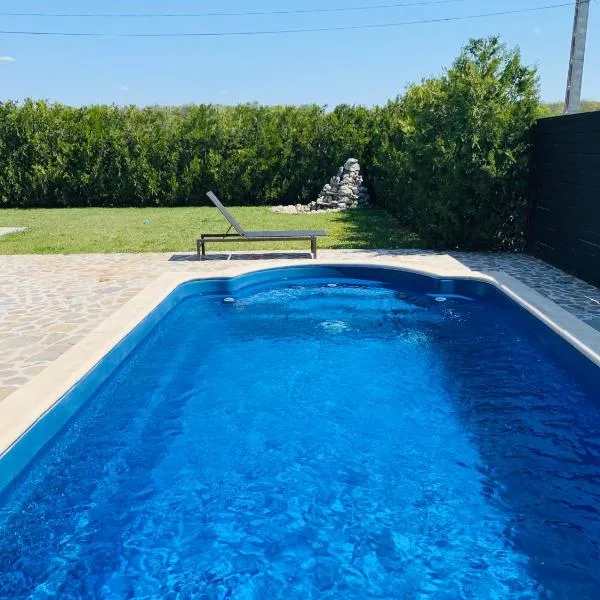 Luxury 3 Bedroom Pool Villa，位于Gulia的酒店