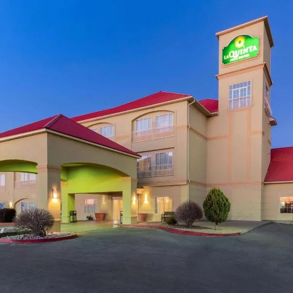 霍布斯拉金塔旅馆及套房，位于霍布斯的酒店