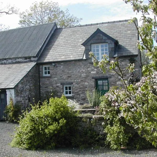 Alltybrain Farm Cottages and Farmhouse B&B，位于Llanspyddid的酒店