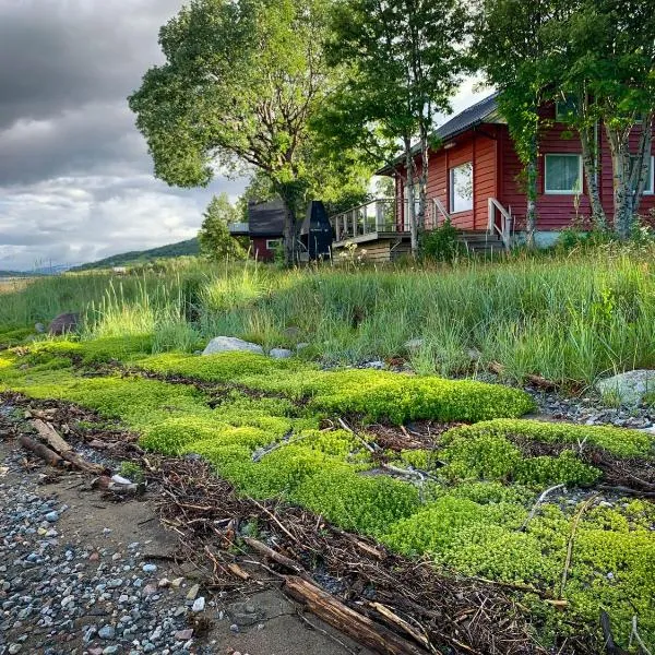 The Red Fjordhouse，位于Hamnvågnes的酒店