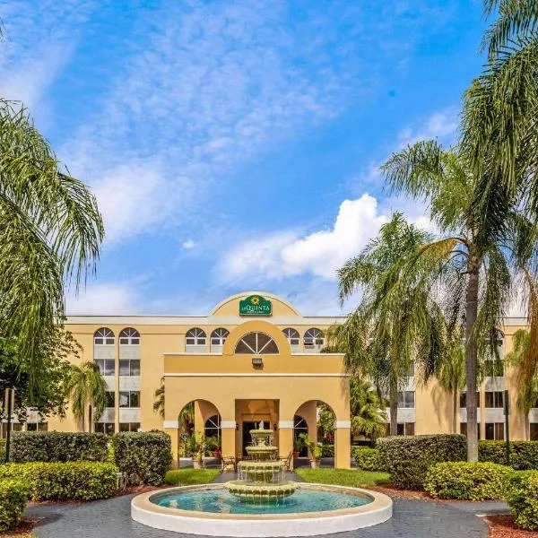 迈阿密湖拉金塔旅馆及套房，位于迈阿密湖的酒店