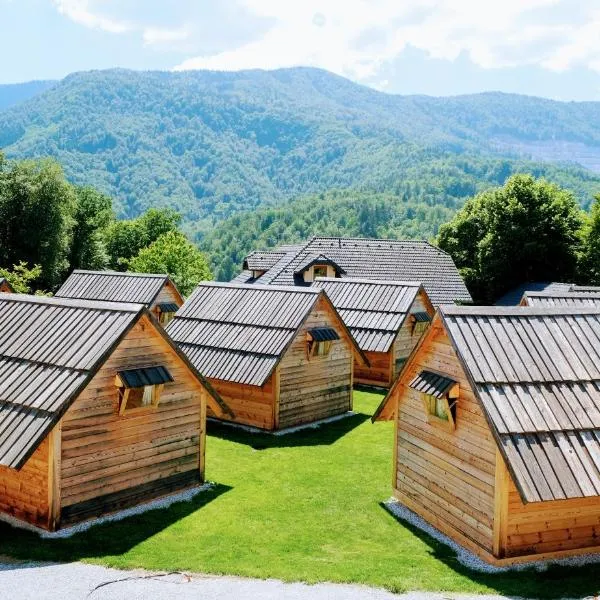 Small wooden houses and Apartments Zgornja Dobrava，位于拉多夫吉卡的酒店
