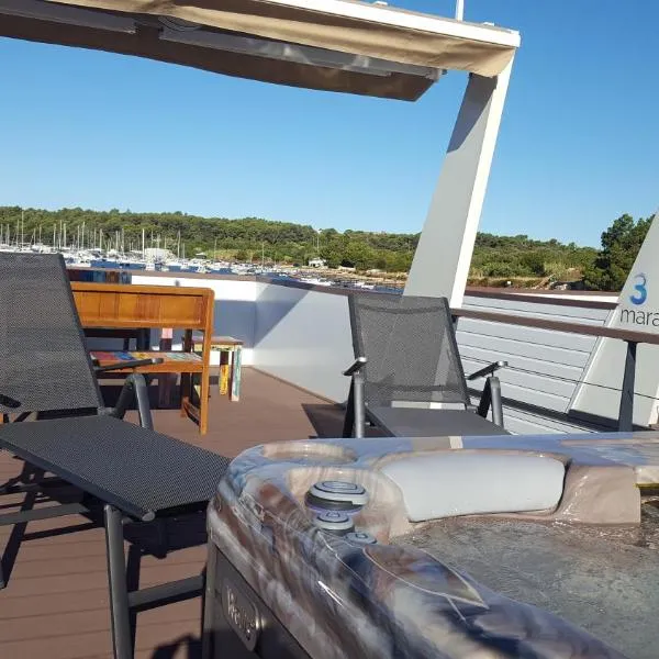 Hausboot - Floating House Sofia，位于普拉的酒店