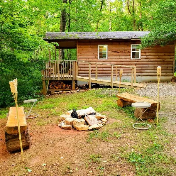 Lil' Log at Hearthstone Cabins and Camping - Pet Friendly，位于海伦的酒店