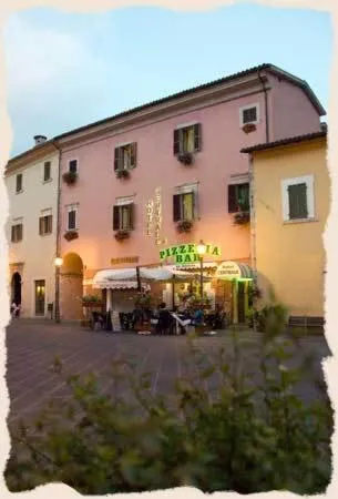 中心酒店，位于Monteleone di Spoleto的酒店