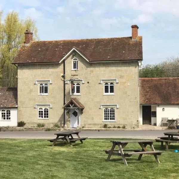 The Benett Arms，位于Melbury Abbas的酒店