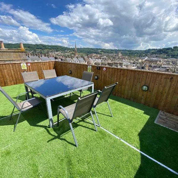 Bath Roof Terrace Apartment, City Centre, Sleeps up to 8，位于Bath的酒店