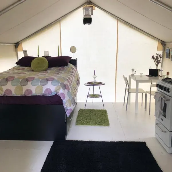 Vines and Puppies Glamping Hideaway，位于Jade City的酒店