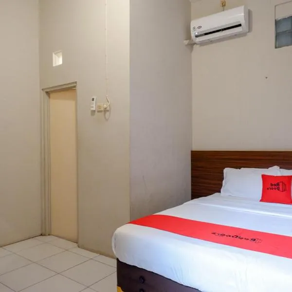 RedDoorz near Stasiun Tawang Semarang，位于Demak的酒店