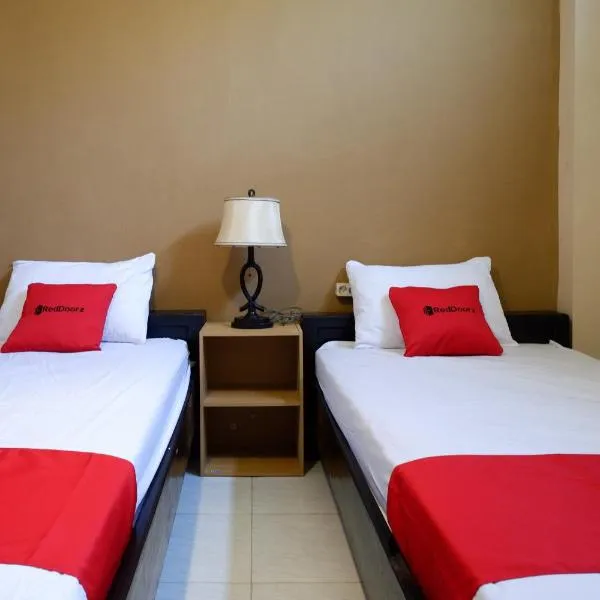 RedDoorz At Telaga Mulya Hotel Wates，位于Temon的酒店