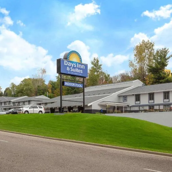 Days Inn & Suites by Wyndham Wisconsin Dells，位于Plainville的酒店