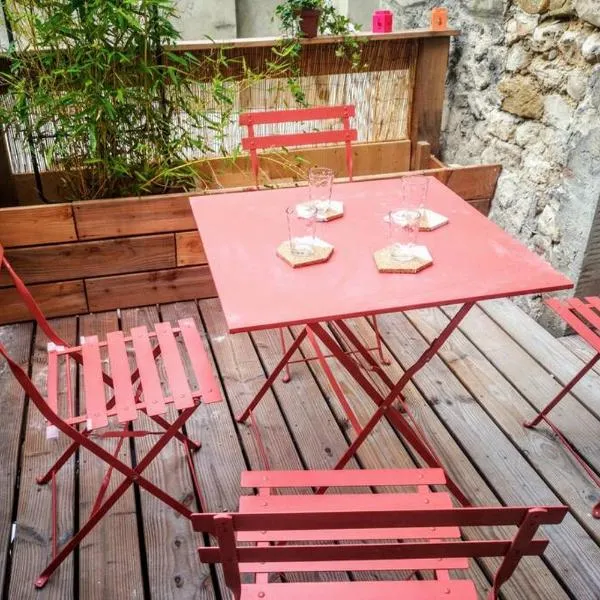 maison de village meublée avec terrasse，位于Donzère的酒店