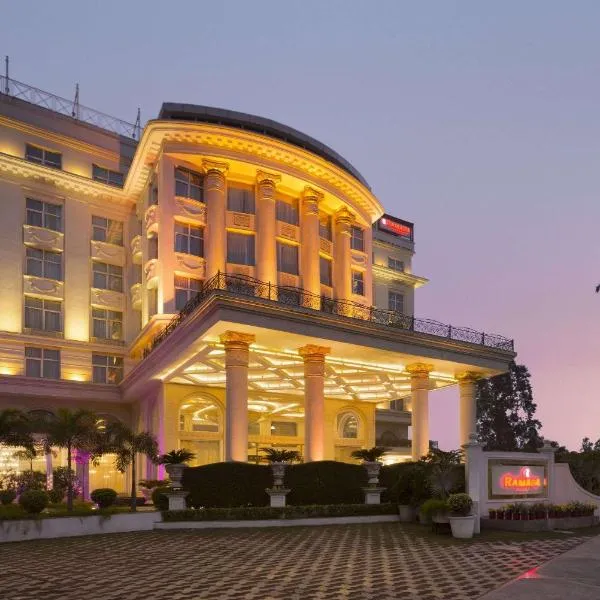 Ramada Plaza By Wyndham, Chandigarh Zirakpur，位于Rāmgarh的酒店