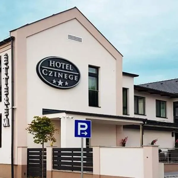 Hotel Czinege & Étterem，位于豪特万的酒店