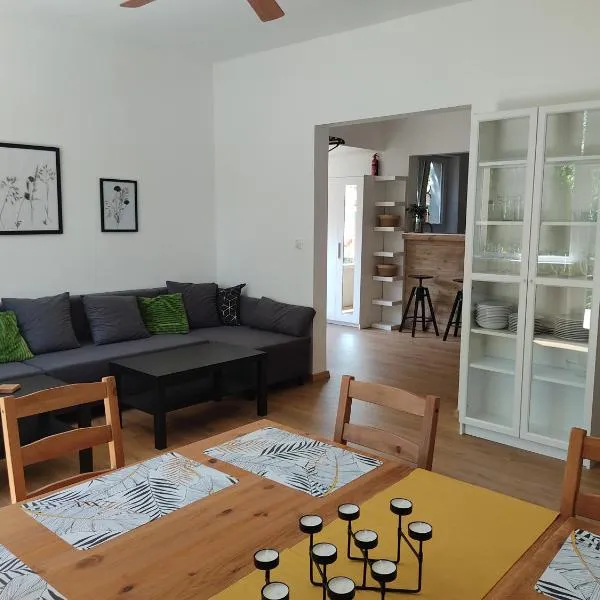 Flóra House 3 minutes from Lake Balaton，位于陶波尔曹的酒店