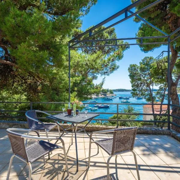 Sunny Days ''Sara'' - ZF Hvar，位于赫瓦尔的酒店