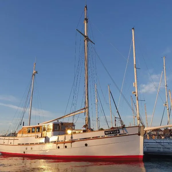 Historic Wooden Ship 'MFV119'，位于新港的酒店