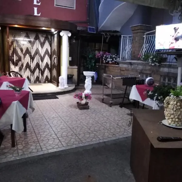 Hotel La Carina，位于格罗塔米纳尔达的酒店