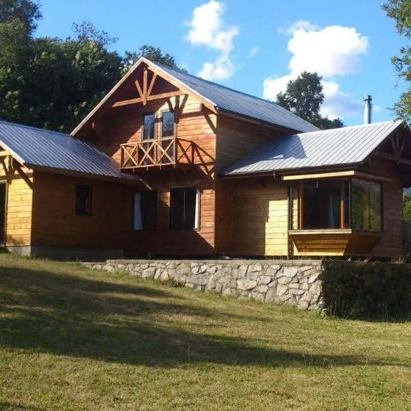 Cabañas Los Canelos Pucon, Hermosa Granja de 20 hectaréas a orillas del Río Liucura，位于普孔的酒店