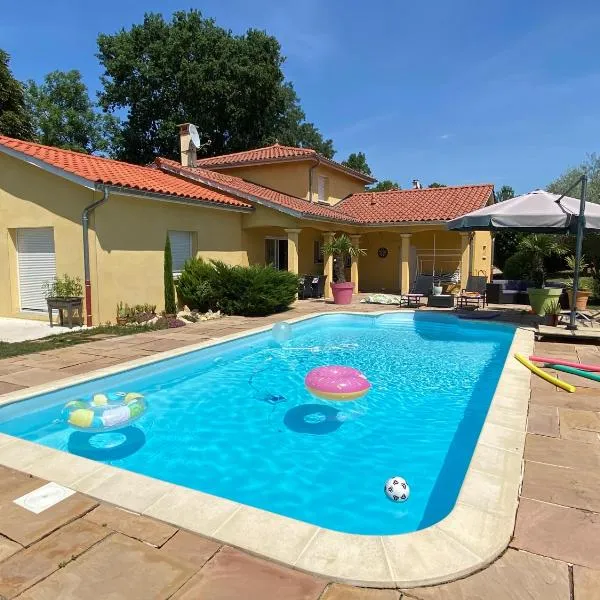 Chambres dans villa avec piscine，位于Gleizé的酒店