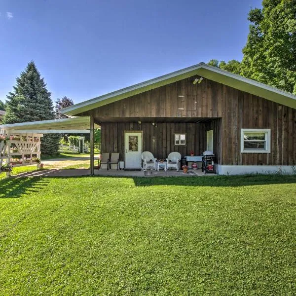 La Crescent Cottage on Minnesota Bluffs with View!，位于La Crescent的酒店