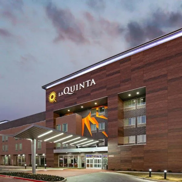 La Quinta Inn & Suites DFW West-Glade-Parks，位于Minters Chapel的酒店